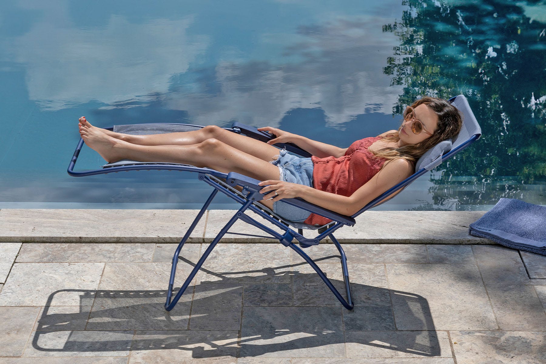 Memphis stijl op tuinmeubelen, relaxstoel Lafuma Mobilier